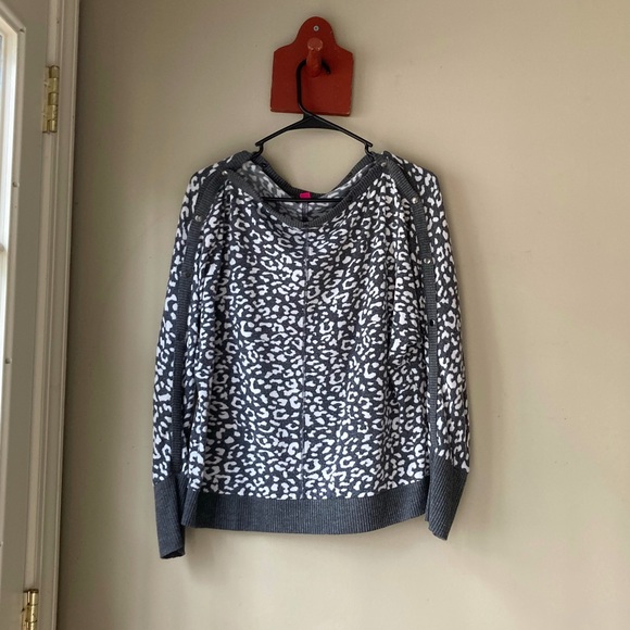 Vince Camuto Grey & White Leopard Print Button Detail Long Sleeve Top XS - Picture 2 of 7